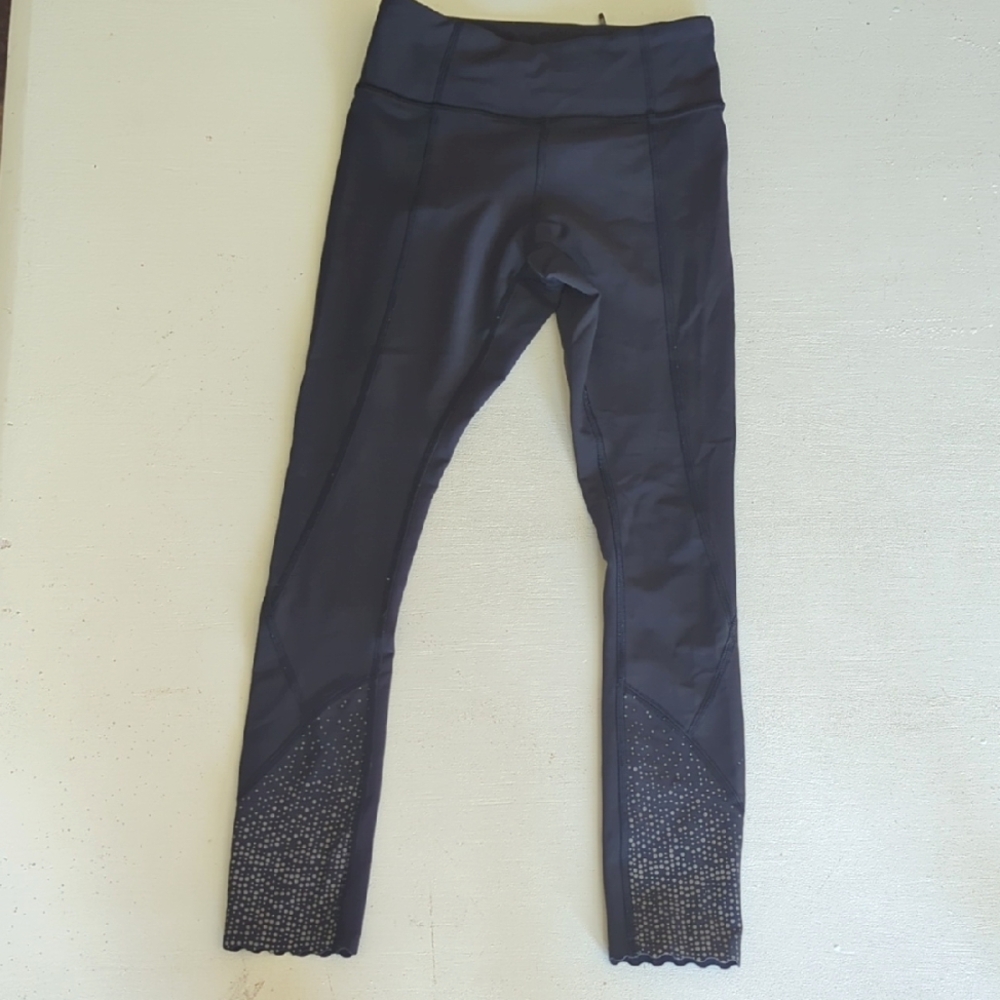 Size 2 Lululemon 7/8 Leggings with Scallop Detail